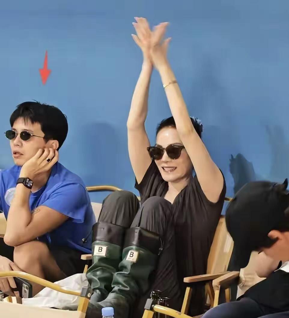 八月底的秦皇岛阿那亚，虾米音乐节，本来是个挺放松的事儿。王菲带着小女儿李嫣坐在台