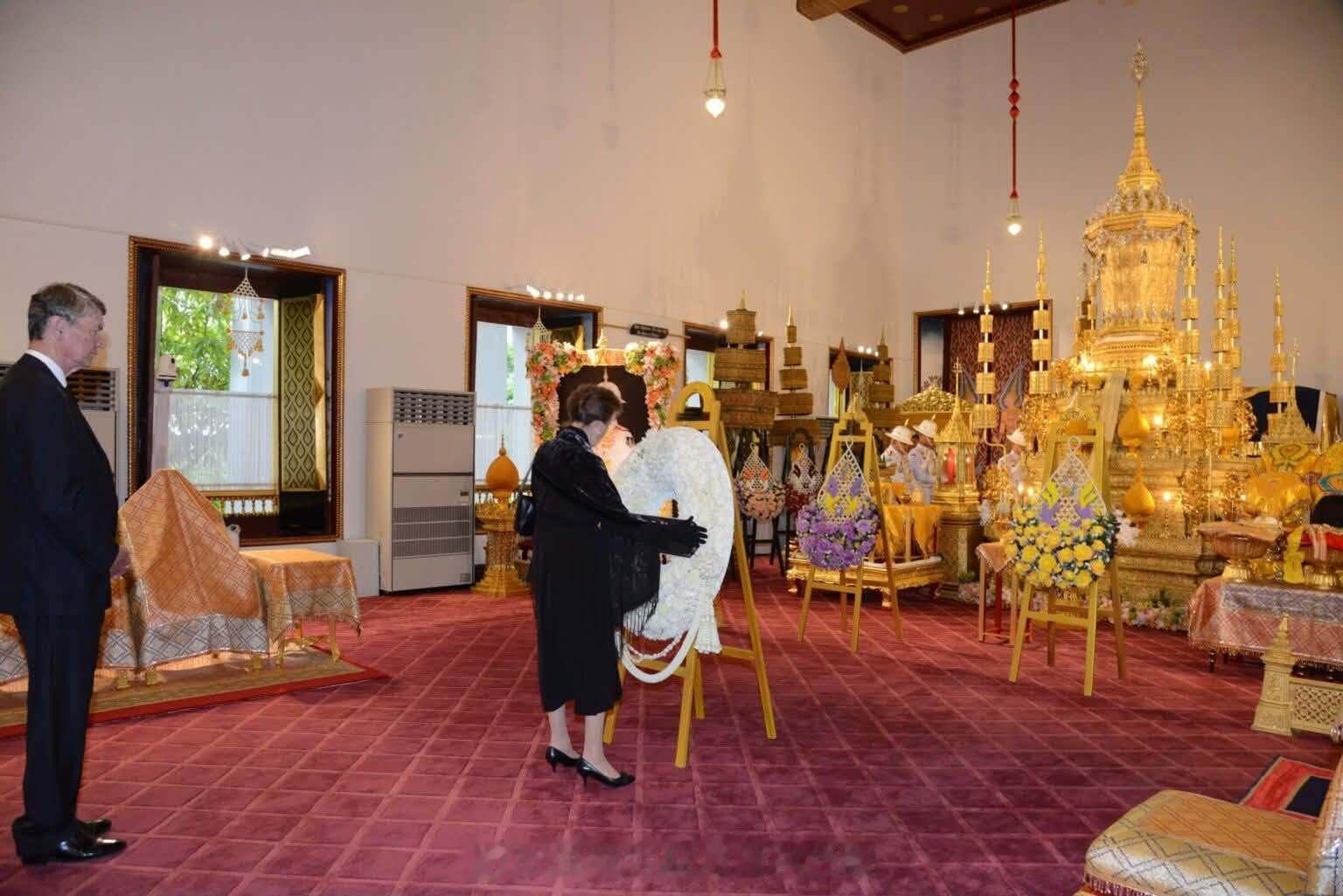 王室王室泰国王室 2026年7月16日，安妮公主夫妇祭拜红唇姐和帕公主。 