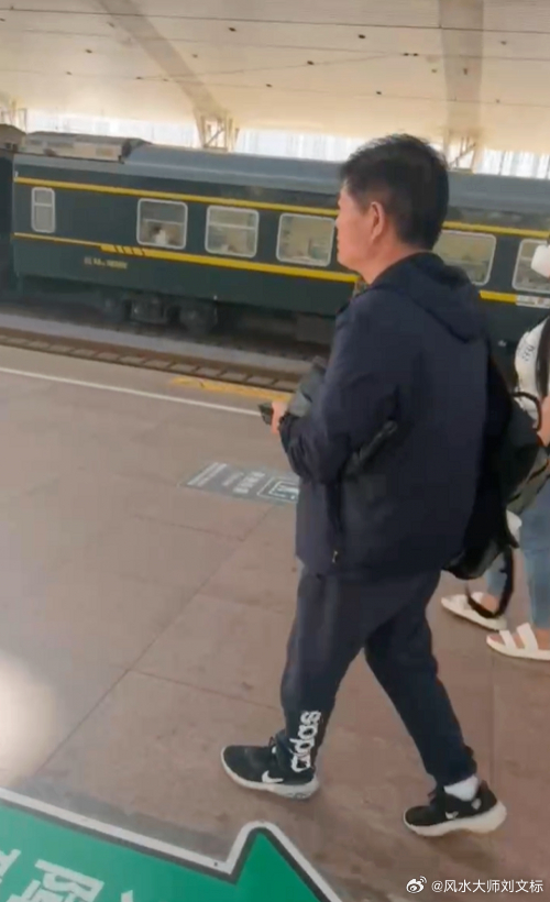 每一次的风雨兼程 我只是解决问题和聆听故事的人 水因善下终成海 山不争高自成峰，