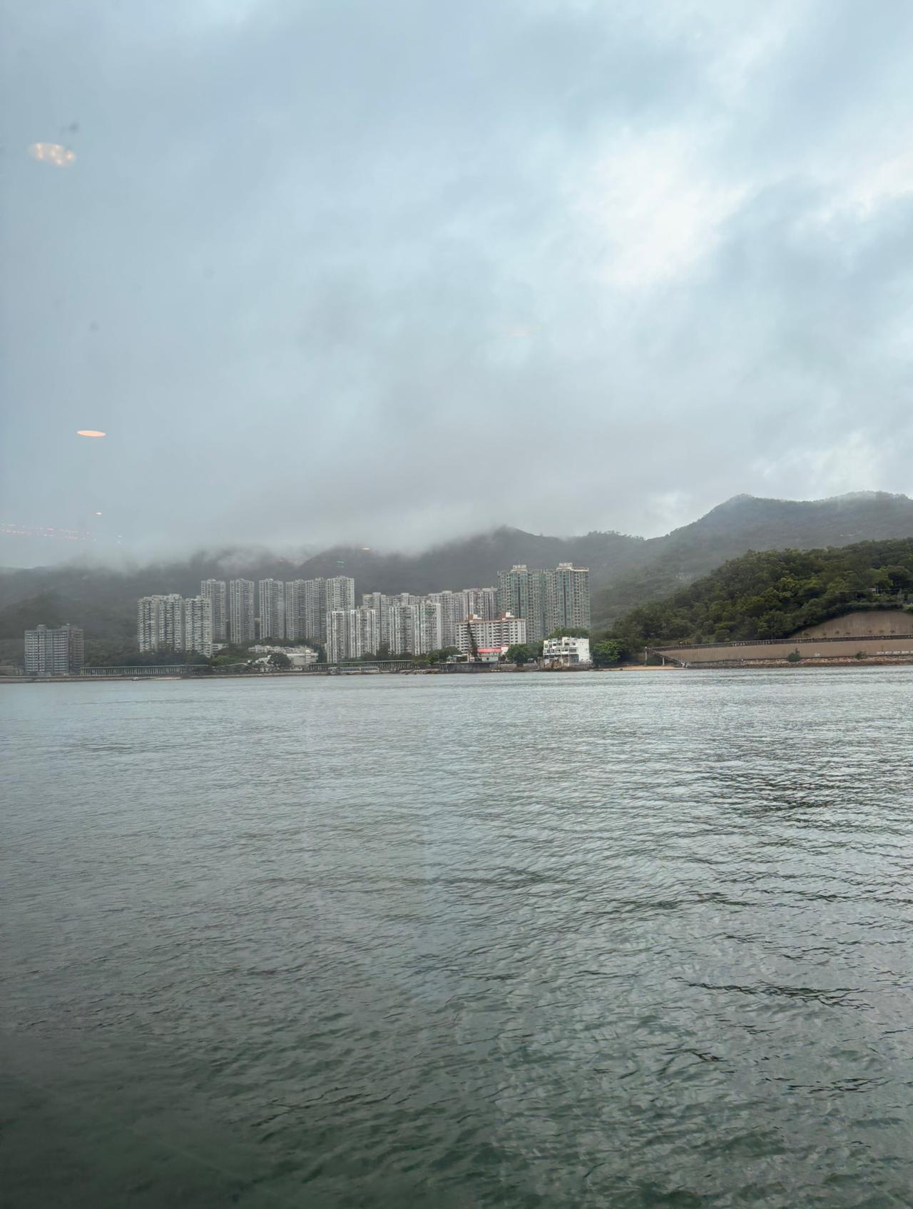 小区群里面，
平时总是有那么几个人非常的活跃，
谈天论地，谈笑风生，指点江山……