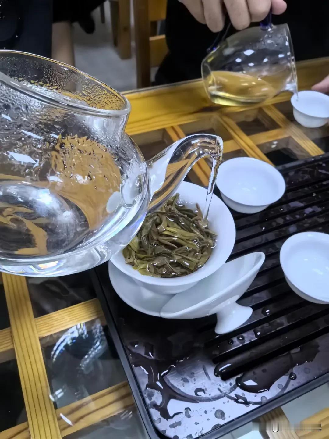 附庸风雅，
去茶社品茶，
错了，
应该是品茗，
不去不知道，
原来还有这么多讲究