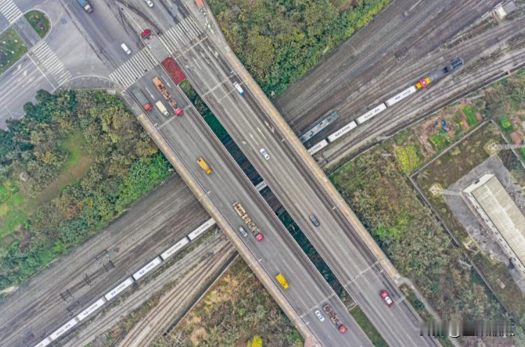 重庆首开中老铁路双向 班列。12月29日，从重庆团结村中心站和泰国玛达普站，通过