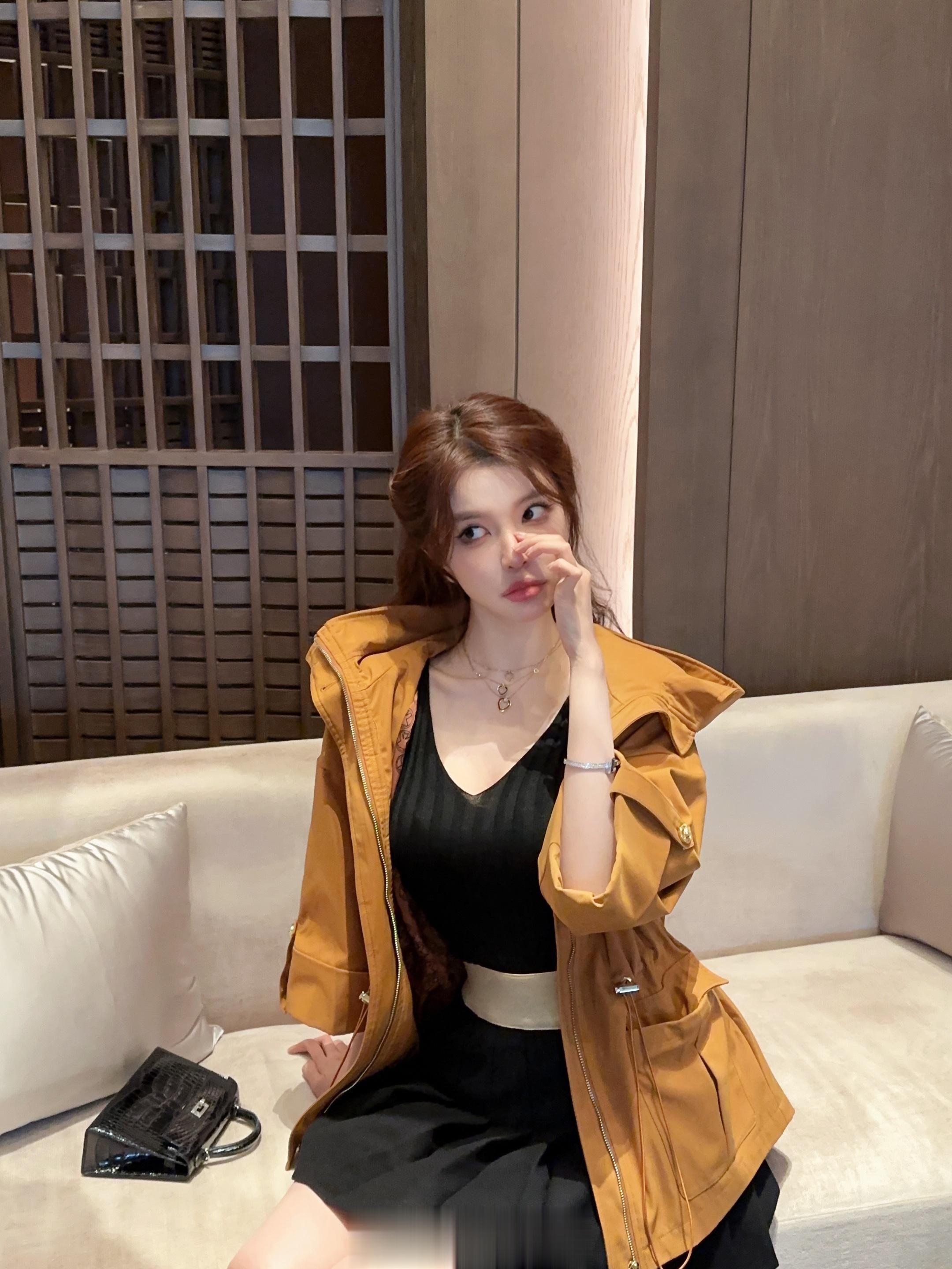 【姜黄色超厚材质风衣外套】配短裙或日常裤装都很特别内搭穿紧身黑色长袖可以 内搭一
