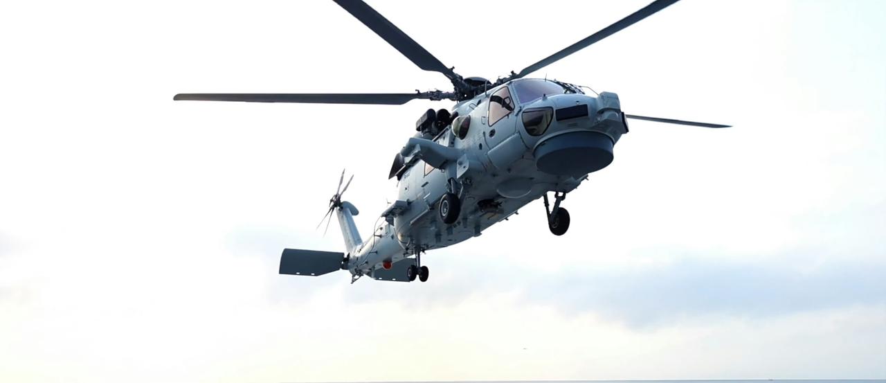 直-20F反潜直升机从055万吨大驱上起飞。