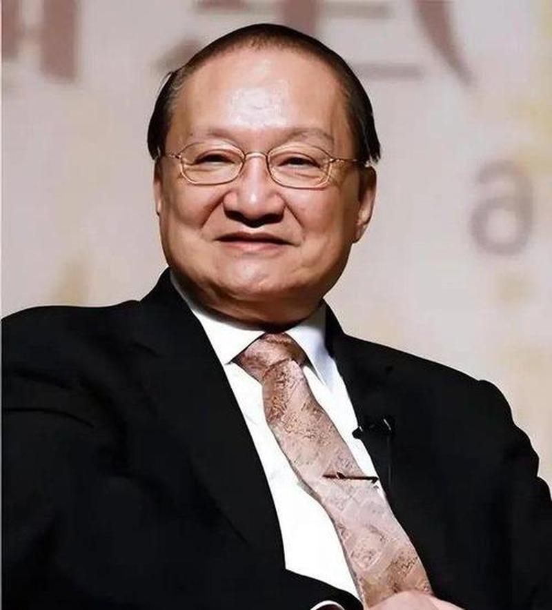 1950年,金庸真找过一份工作,面试官叫乔冠华。

那是外交部,金庸的目标是当外