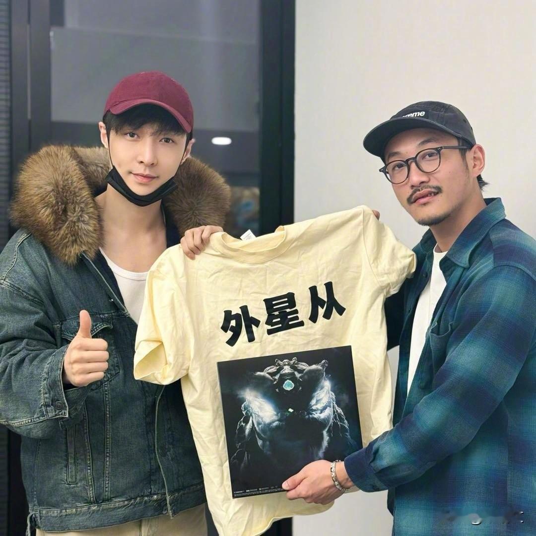 双张同框炸翻全场！张艺兴晒与张兴朝合照，双厨狂喜直接原地蹦迪！
 
谁懂啊家人们