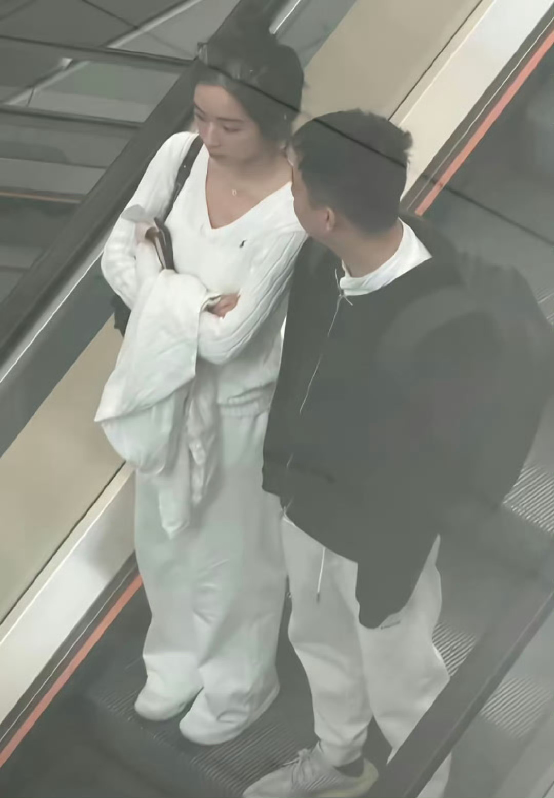 翁青雅否认被拍到对象回应策略分析：翁青雅选择澄清事实但避谈私生活，延续了其“体面