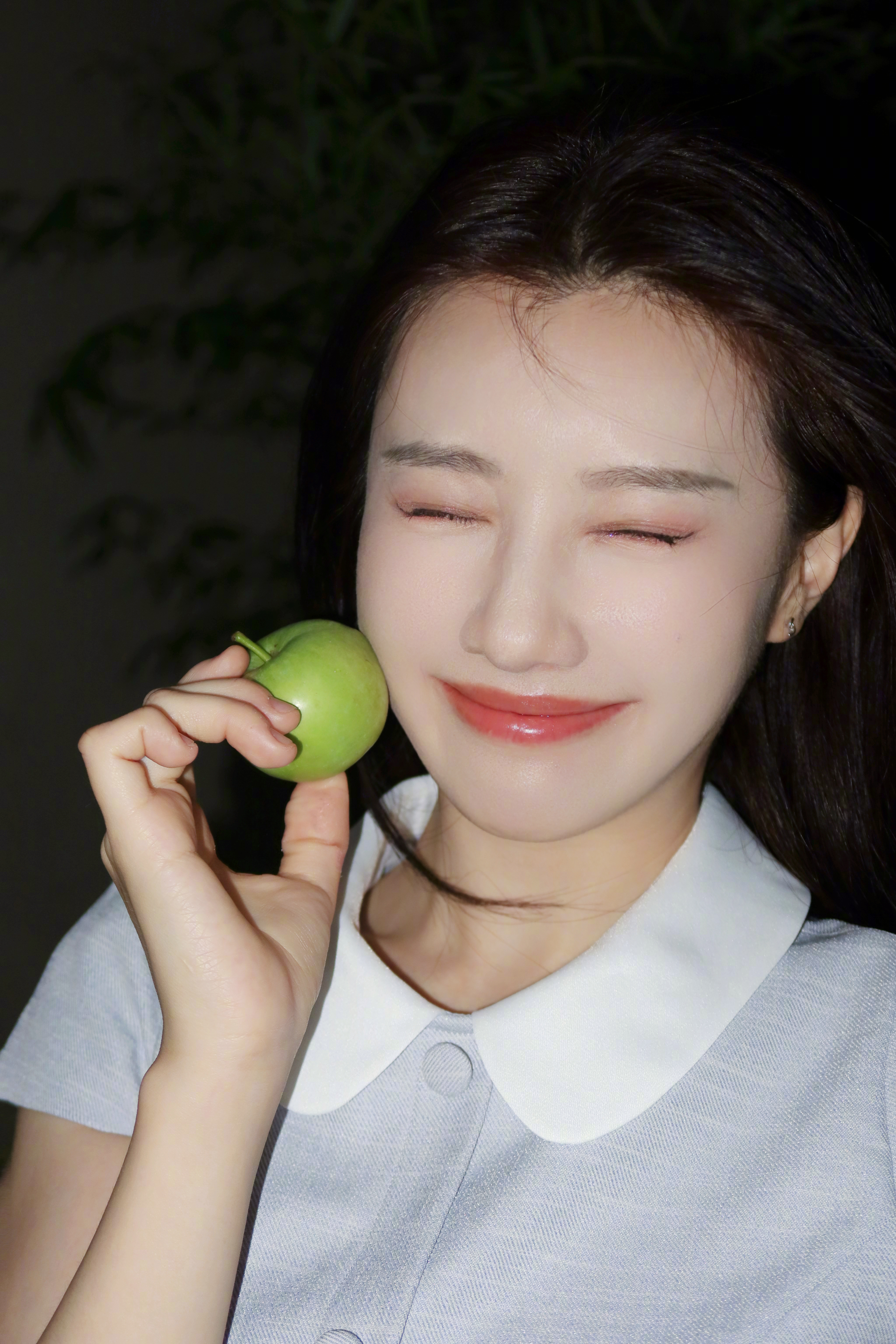 王鹤润每张都是做头像的程度夏至氛围感日常惊喜掉落～手持苹果解锁满分氧气感，灵动娇