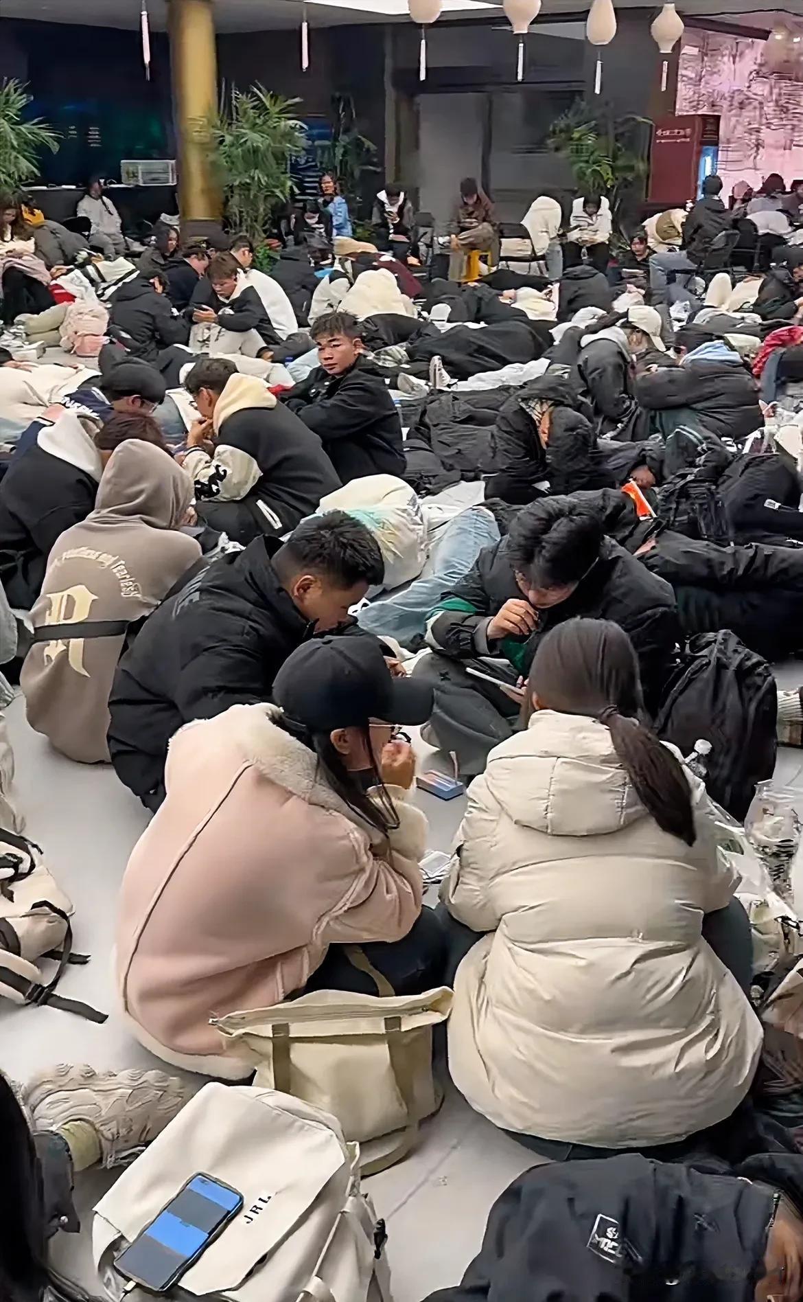 他们去开封干什么？
跟风？
拍视频？发朋友圈？发抖音？
吃灌汤包？
去开封看手机