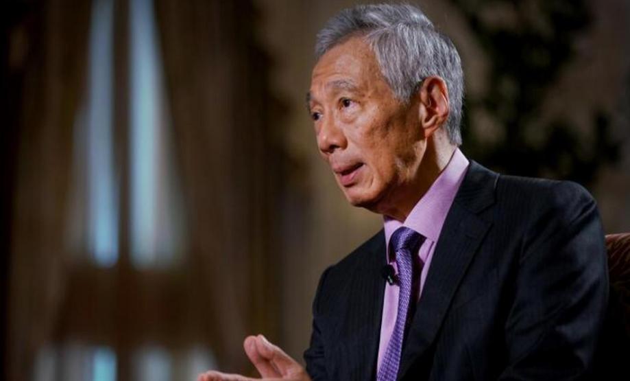 李显龙直接挥刀斩断了同宗同祖的血脉羁绊。他当着全场的面把中国人的感情牌扔在地上，