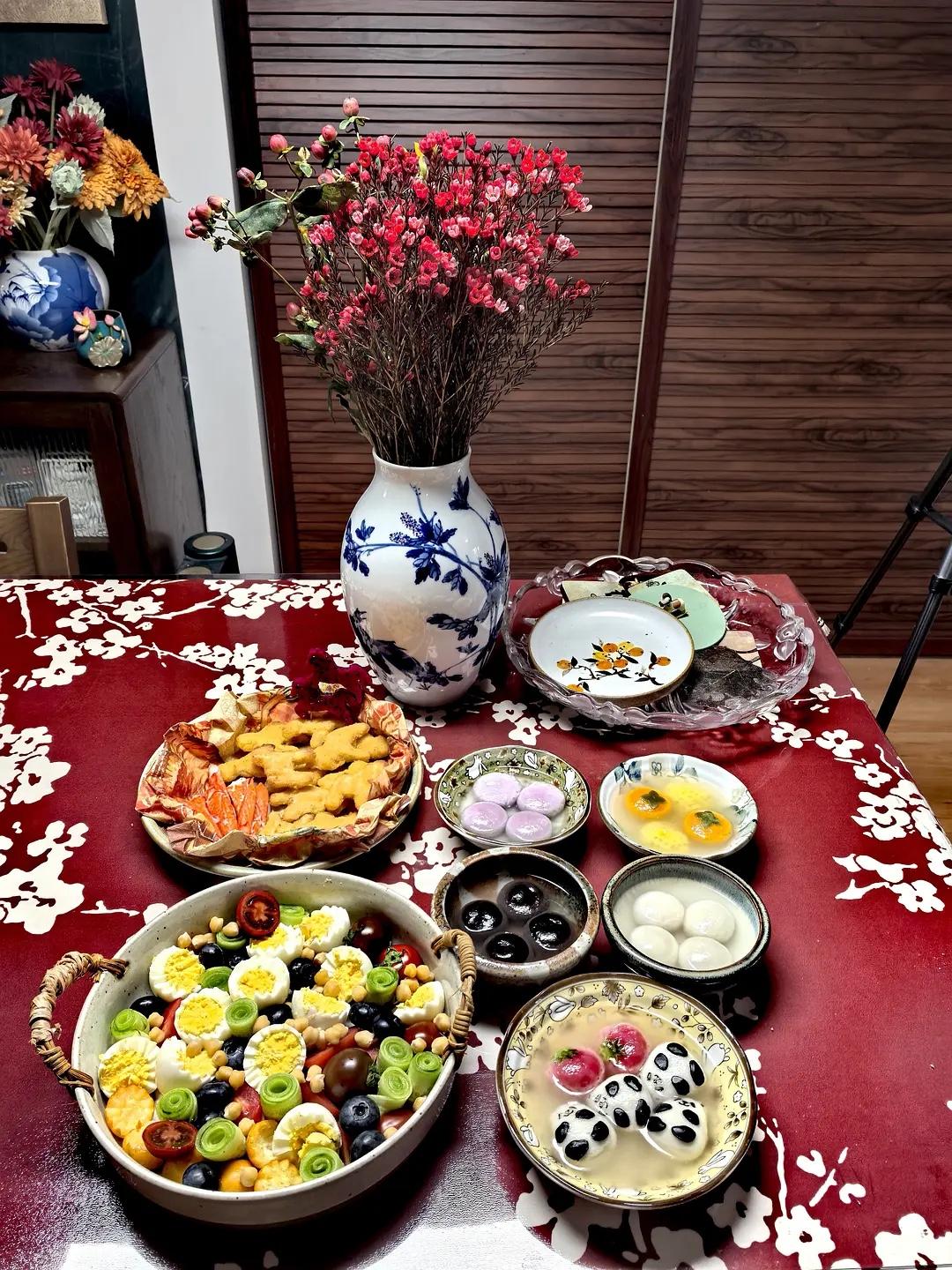 人到中年，才慢慢懂得的事：

1、喝茶，只喝第二泡。

2、有异性的酒局，不要喝