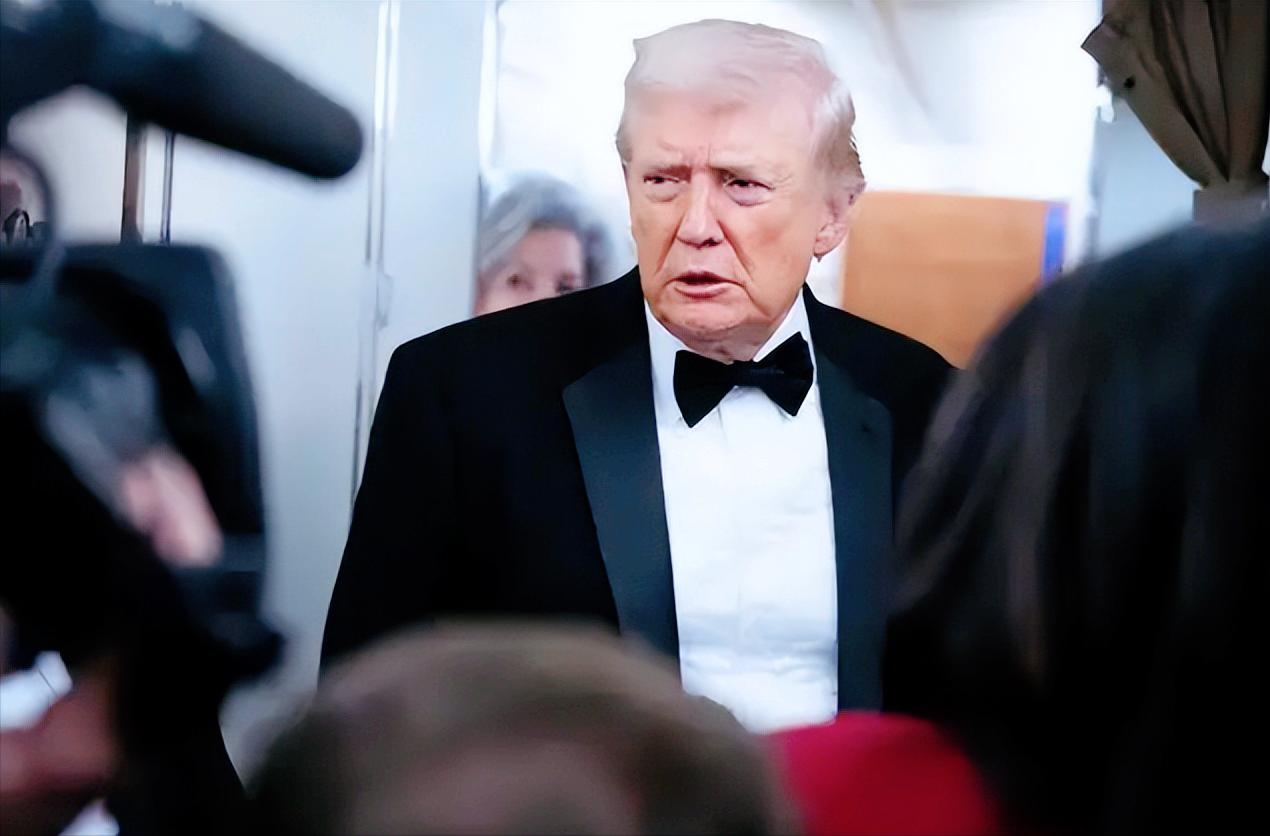 美国内部直接闹掰了！24个州组团告特朗普，就因为特朗普搞的15%全球关税，说白了