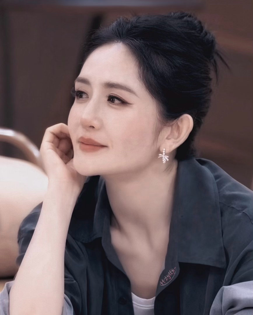 谢娜杨迪用错杯子去后台吐了谢娜，内地多栖女主持人、演员歌手，国民综艺《快乐大本营