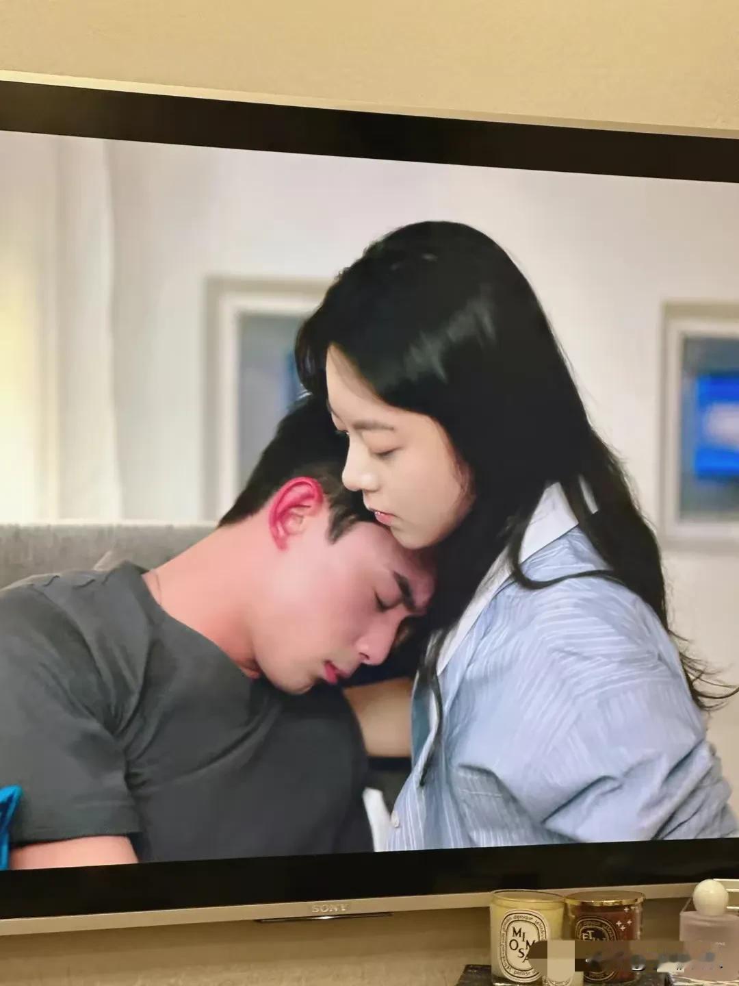 吴磊生病的状态下坚持拍戏，耳朵通红，应该是感冒好多天了。这部剧在芬兰拍摄，那里天