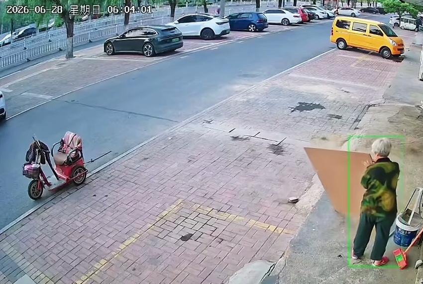 还真不能小看这80岁的老人！
       这两位老人是两家店主在监控中调出的录