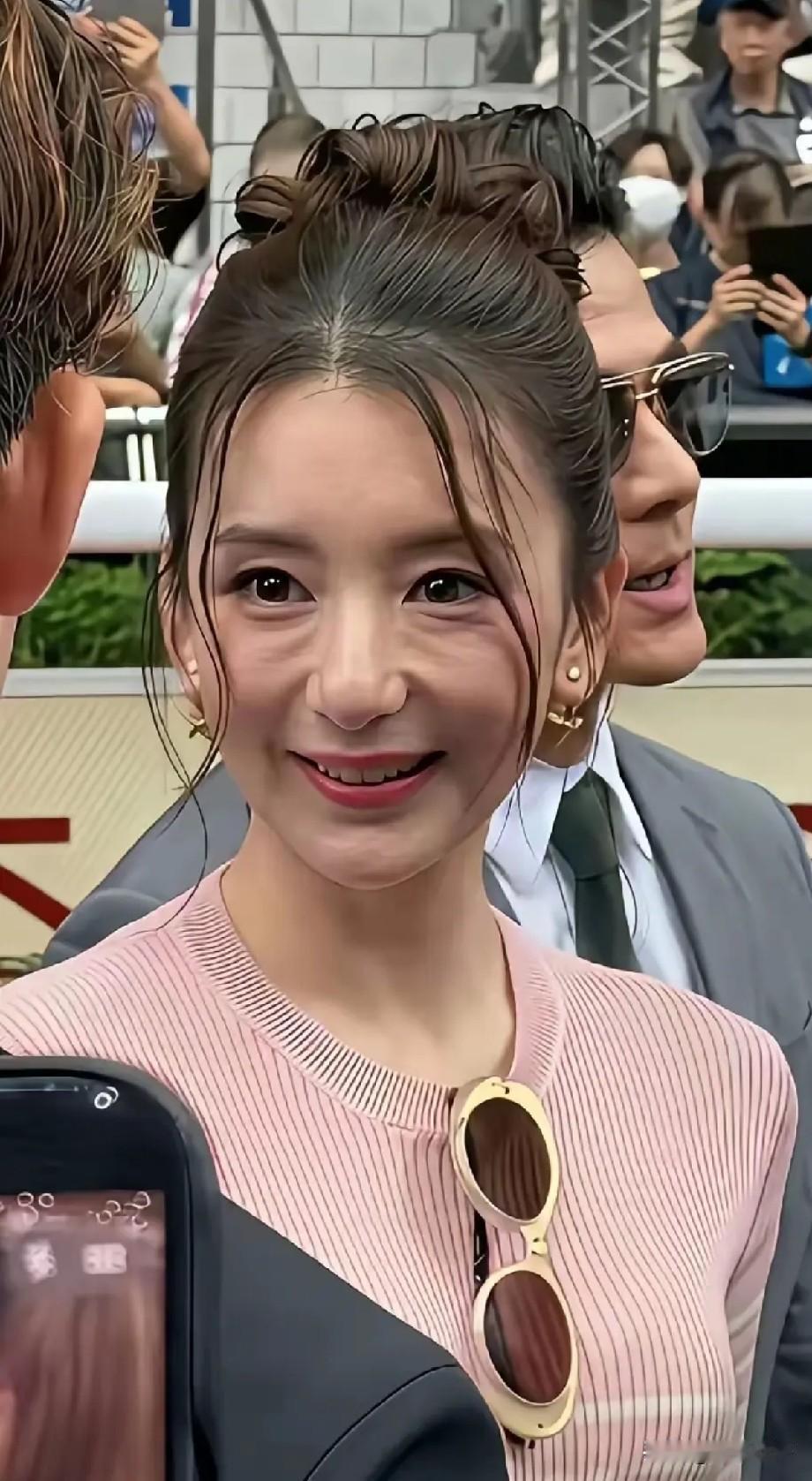 原相机直拍三胎后方媛，褪去精修滤镜，普通人妈妈的疲惫藏不住
 
近日路人原相机抓
