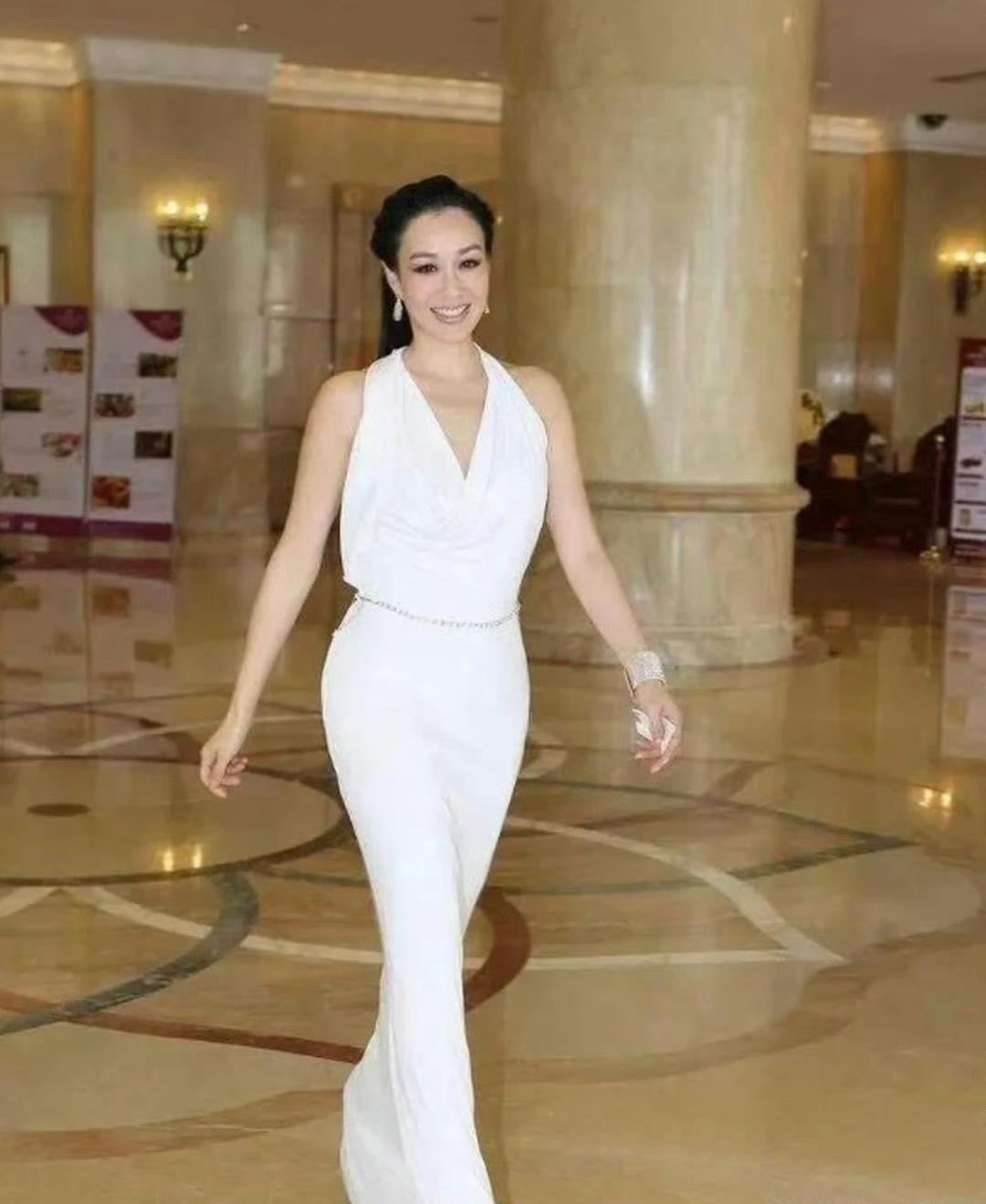 钟丽缇这也太美啦！都50好几的人了，魅力还是像开了挂一样爆棚，这状态简直好到飞起