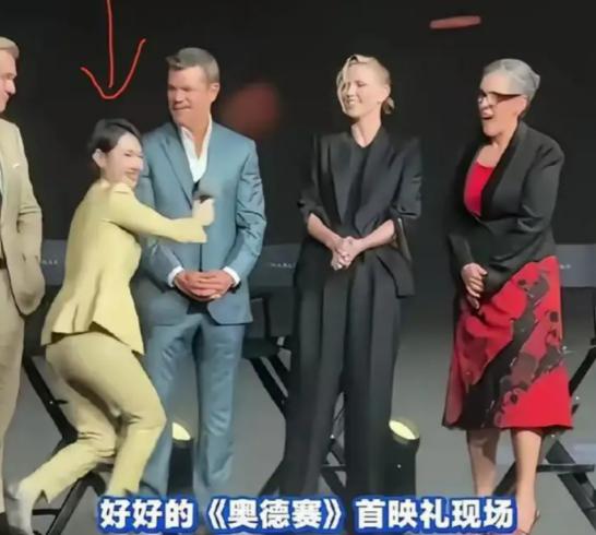 撅着个大腚，把卑躬屈膝表现的淋漓尽致。华夏儿女几代人挺直的脊梁，被它硬生生跪了回