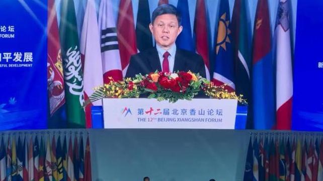 新加坡防长陈振声在北京香山论坛。
用中文引孟子“以力服人者，非心服也；以德服人者