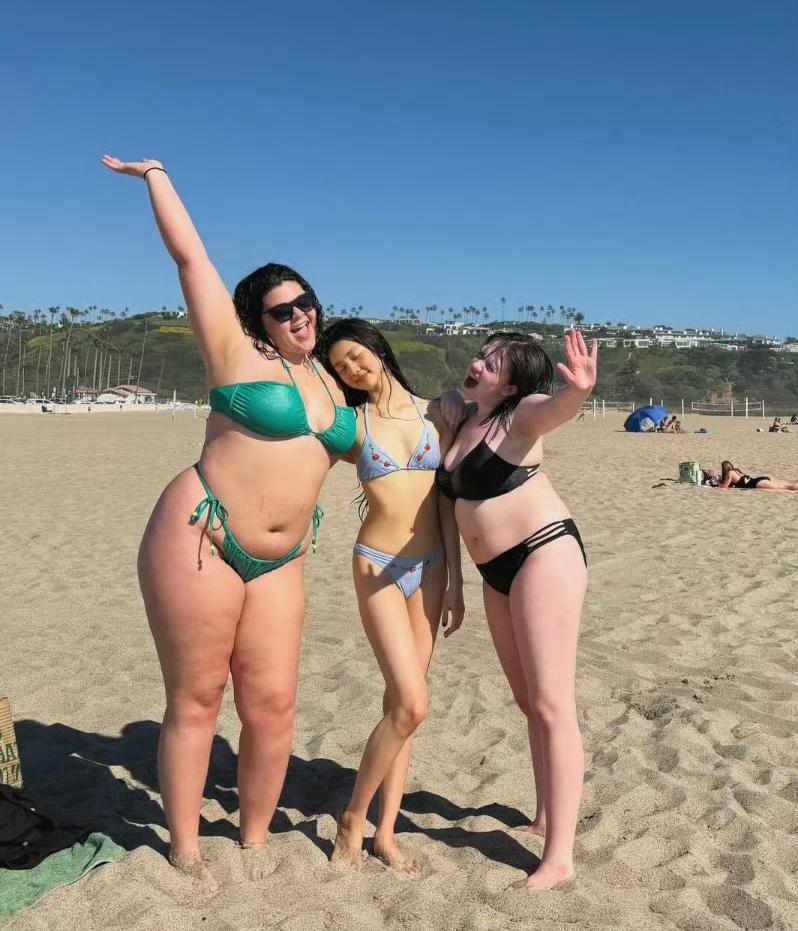 三个人三个色儿，
黄磊的女儿黄多多晒出来和同学的游玩图片，
大家都说为啥外国女孩