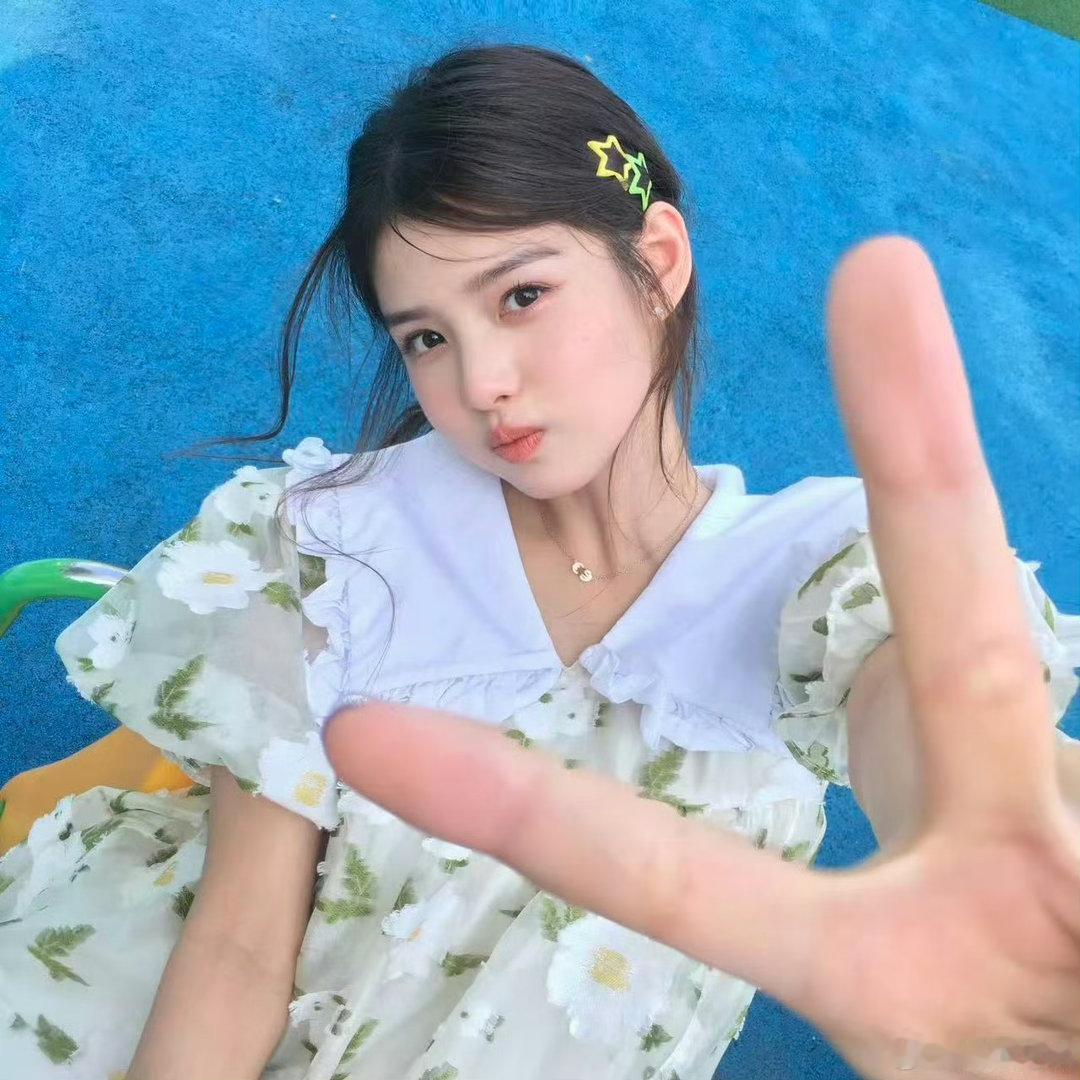 18岁的金莎vs18岁的艾米雀骨翻看两人十八岁照片对比，同款温柔干净的少女感，也