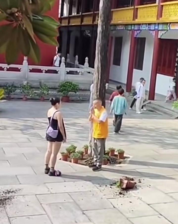 这个女的衣不蔽体，上下暴露要进庙，被拦住了，说她冒犯了神灵，这个女的脾气暴躁，高