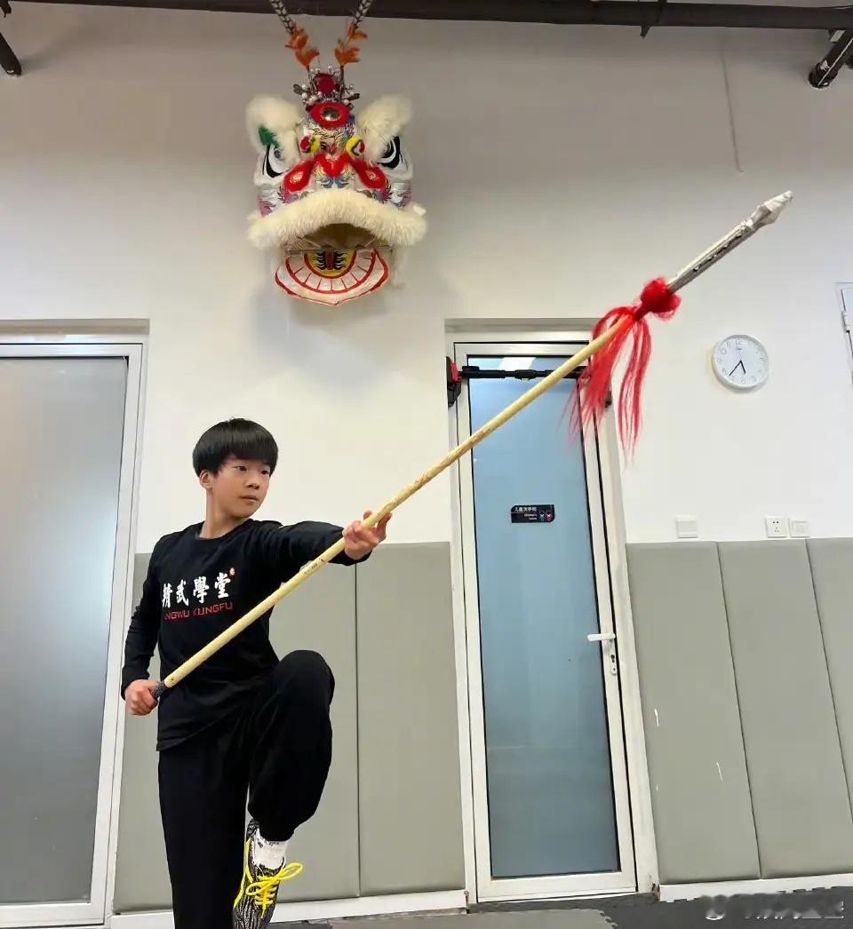 昨天倪萍喊哈吴京照顾好孩子，今天吴京听劝真的带娃了。还晒了一组带娃的照片，和之前