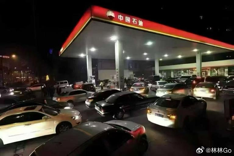 中东地缘局势导致油价起伏。国内成品油价格即将迎来新一轮上调。多家机构预测，3月2