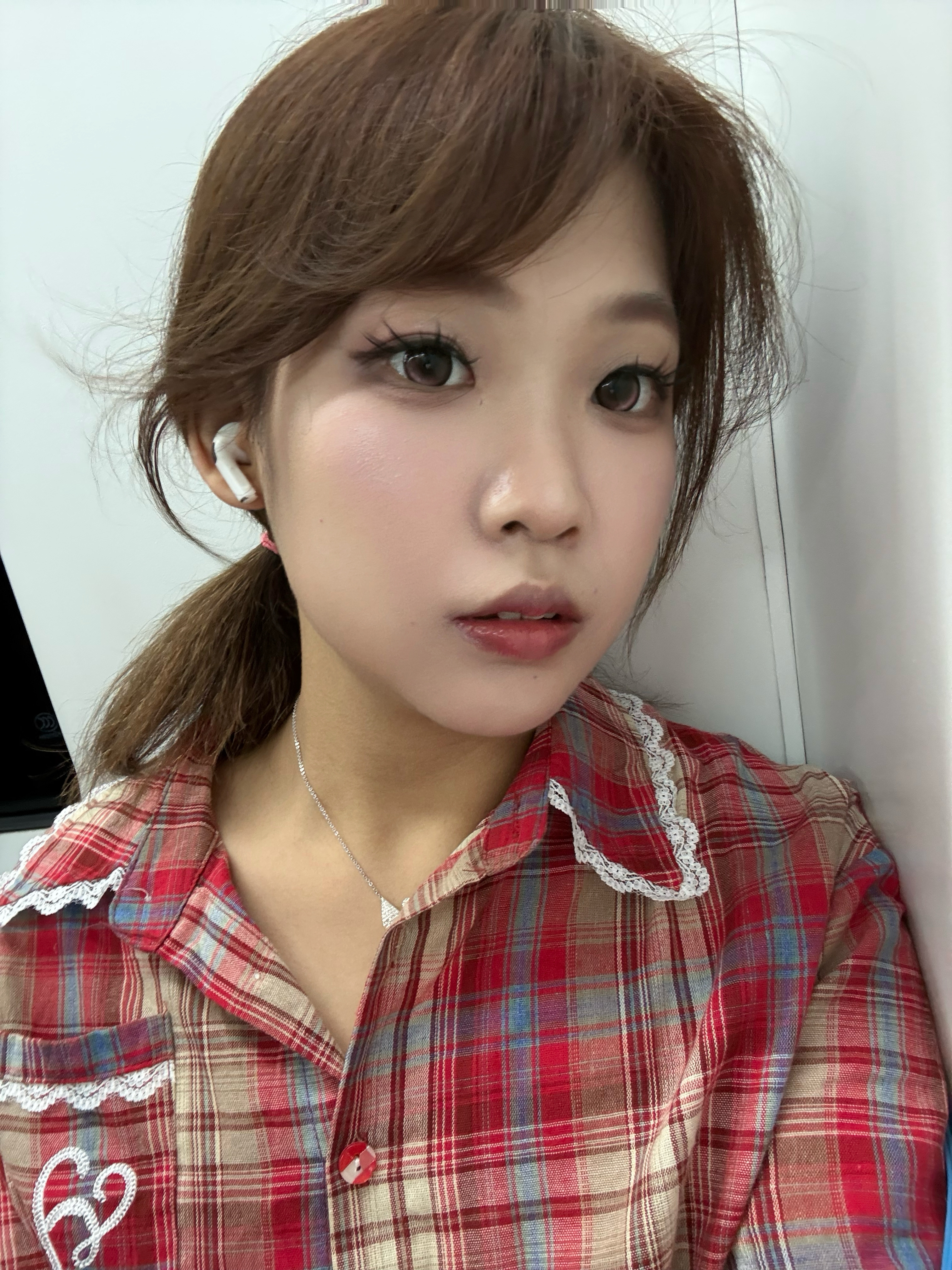 本人由于今天画了全妆但起到了0个作用以至于产生较为不平静的情绪遂扔下几张无意义自