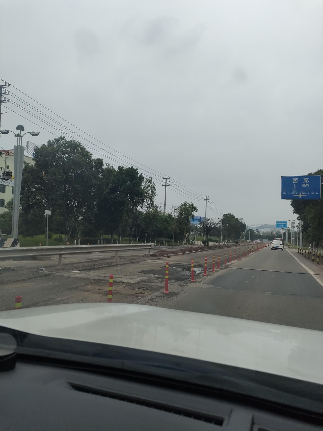 万能生活指南隔离带反复拆，由原来的树改为栽花，或由原来的花改为栽树。花改树，树改