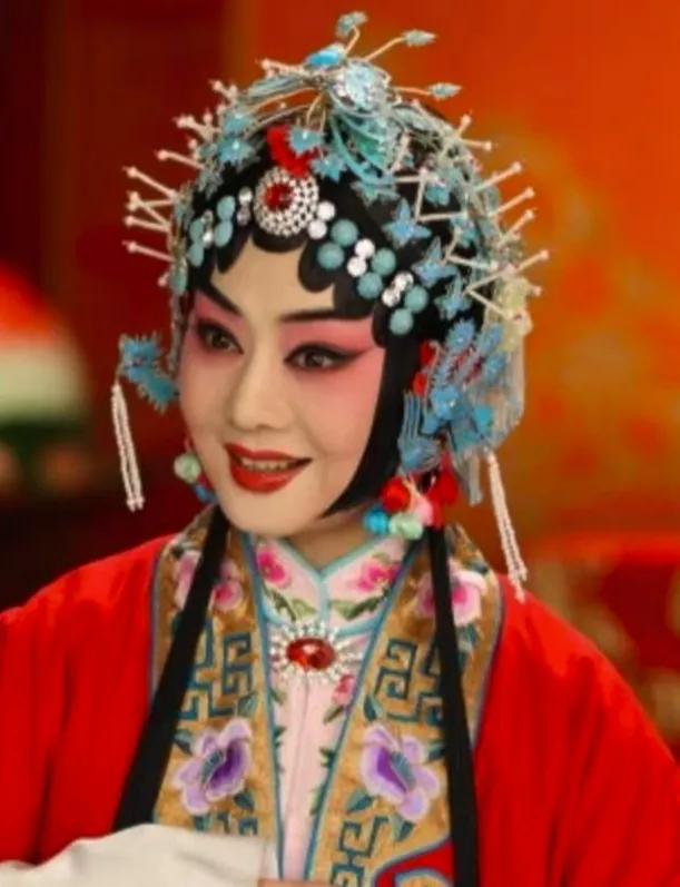 方圆天地，为头条联友对联：
流年不语情依旧，
岁月回眸爰长青。