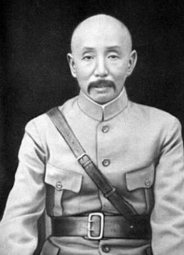 1906年，张作霖经过一穷山村，偶遇一位农家女。只见，她挑着两个水桶，走在晨光之
