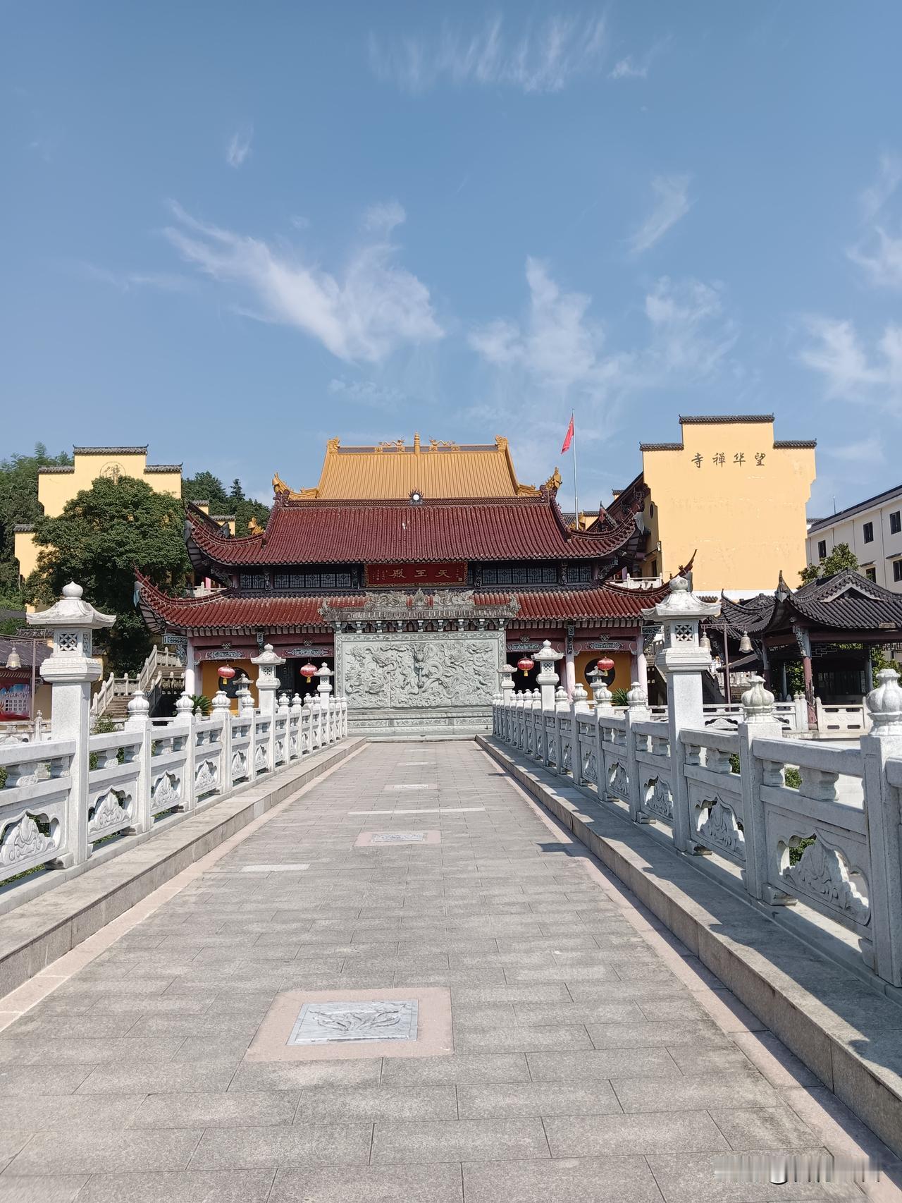 青阳望华禅寺，作为九华山的第一座千年古刹，承载着厚重的历史与静谧的禅意，让人心生