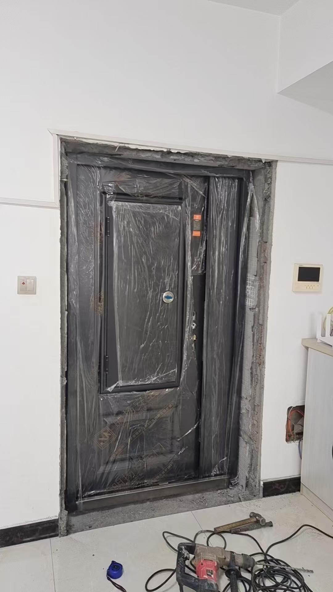 朋友家换装个入户门，被商家恶心得要命。

上门量尺寸的时候，商家建议把老式的内开