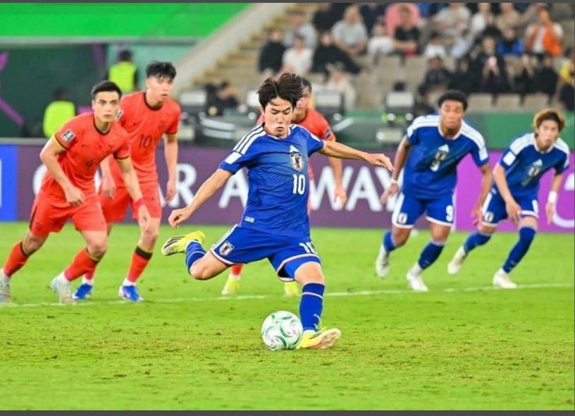 日媒：“这种挑衅怎么可能上当？”——面对中国门将干扰，日本10号佐藤龙之介冷静罚