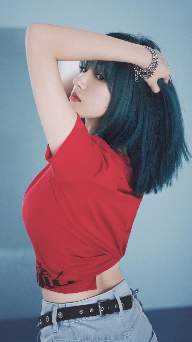程潇，毕业于首尔表演艺术高中，98年，巨蟹座，身高166cm，来自深圳[心] ​