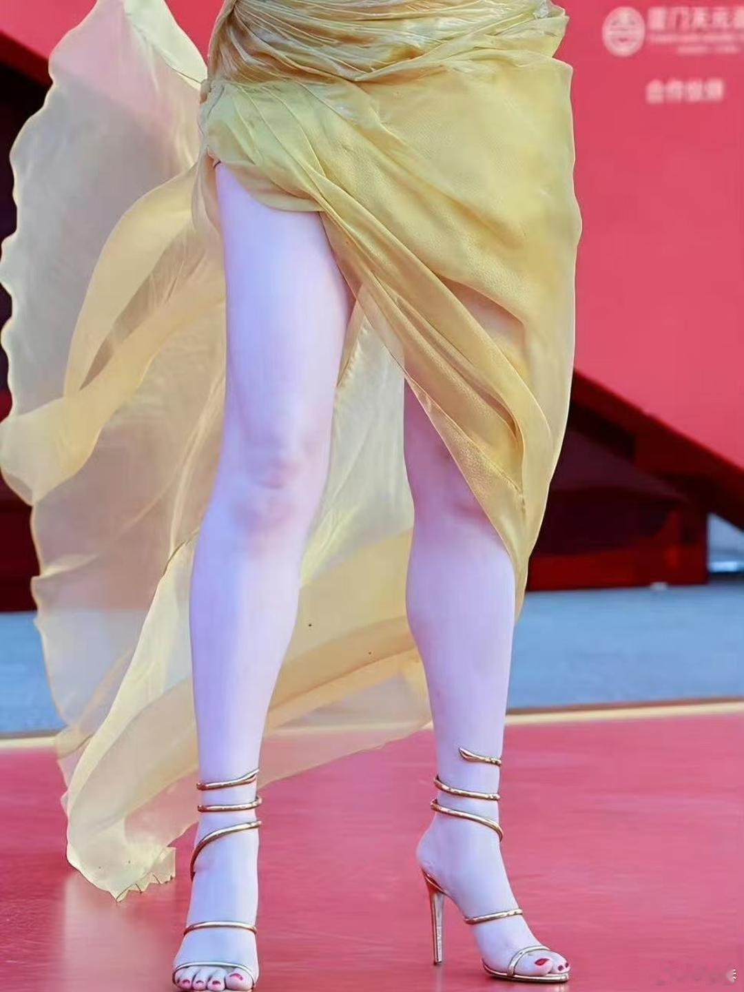 原来女明星也不全都是筷子腿，都没人好奇蒋梦婕的高跟鞋是怎么穿上的吗… 