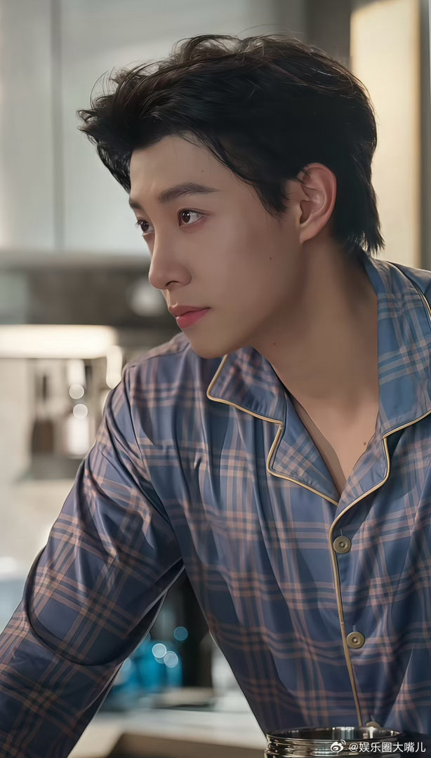 马小宇富有且慷慨 双肩背心加肌肉，马小宇这身确实养眼。肩宽是太平洋级别的，肌肉线