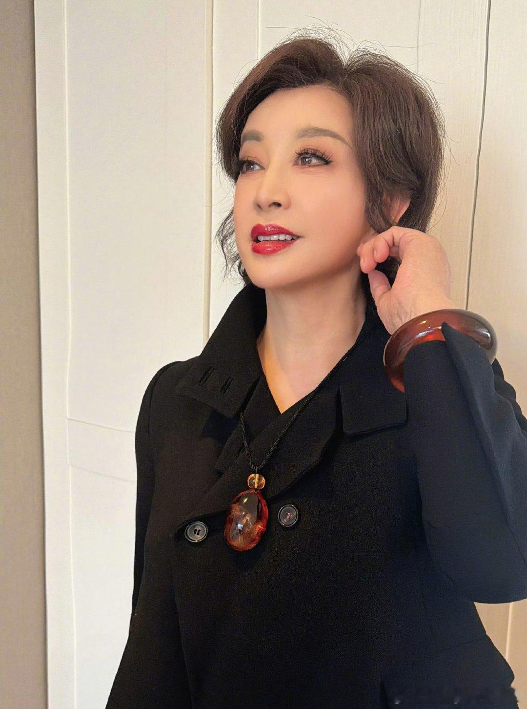 刘晓庆杨迪关凌老牌艺人的活力刘晓庆杨迪关凌高精力老牌艺人刘晓庆、杨迪、关凌齐聚关