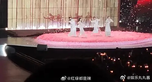 新浪娱乐[超话]侯佩岑组本季最高分 导播鸡腿加满！运镜完美捕捉到侯佩岑的绝美侧空
