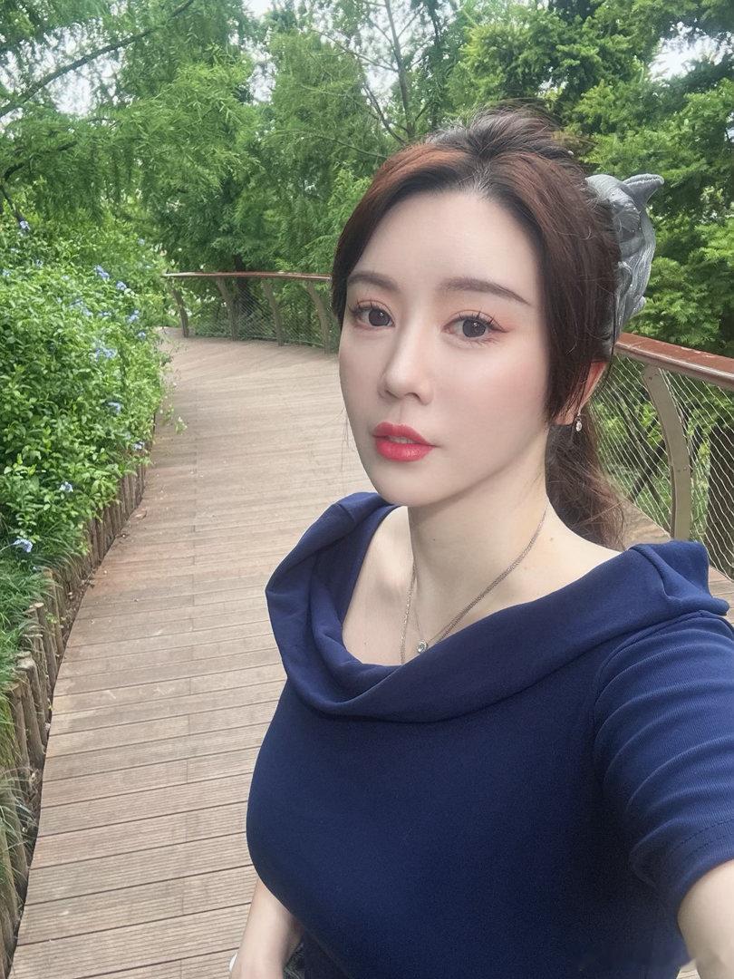 登上上海著名人造48米双子山。无高原反应。身体还挺好的。收获蚊子包两粒。攀登结束
