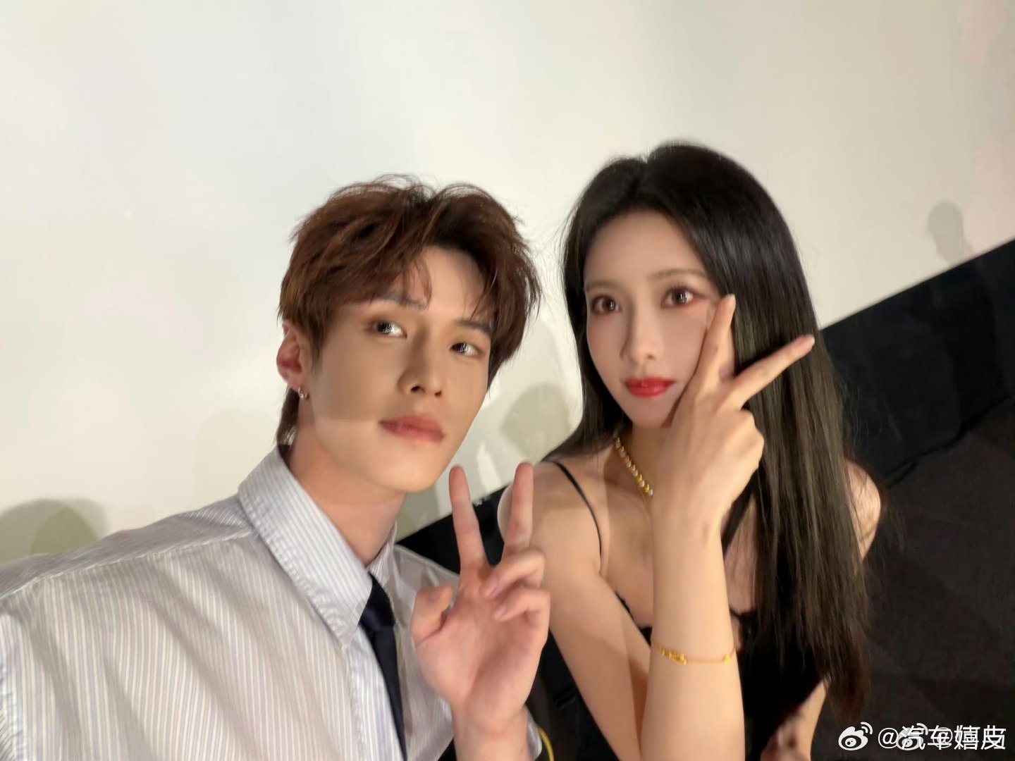 何与孟子义比耶合照何与晒与孟子义合照何与晒照！和孟子义比耶合照，好般配的两个人何