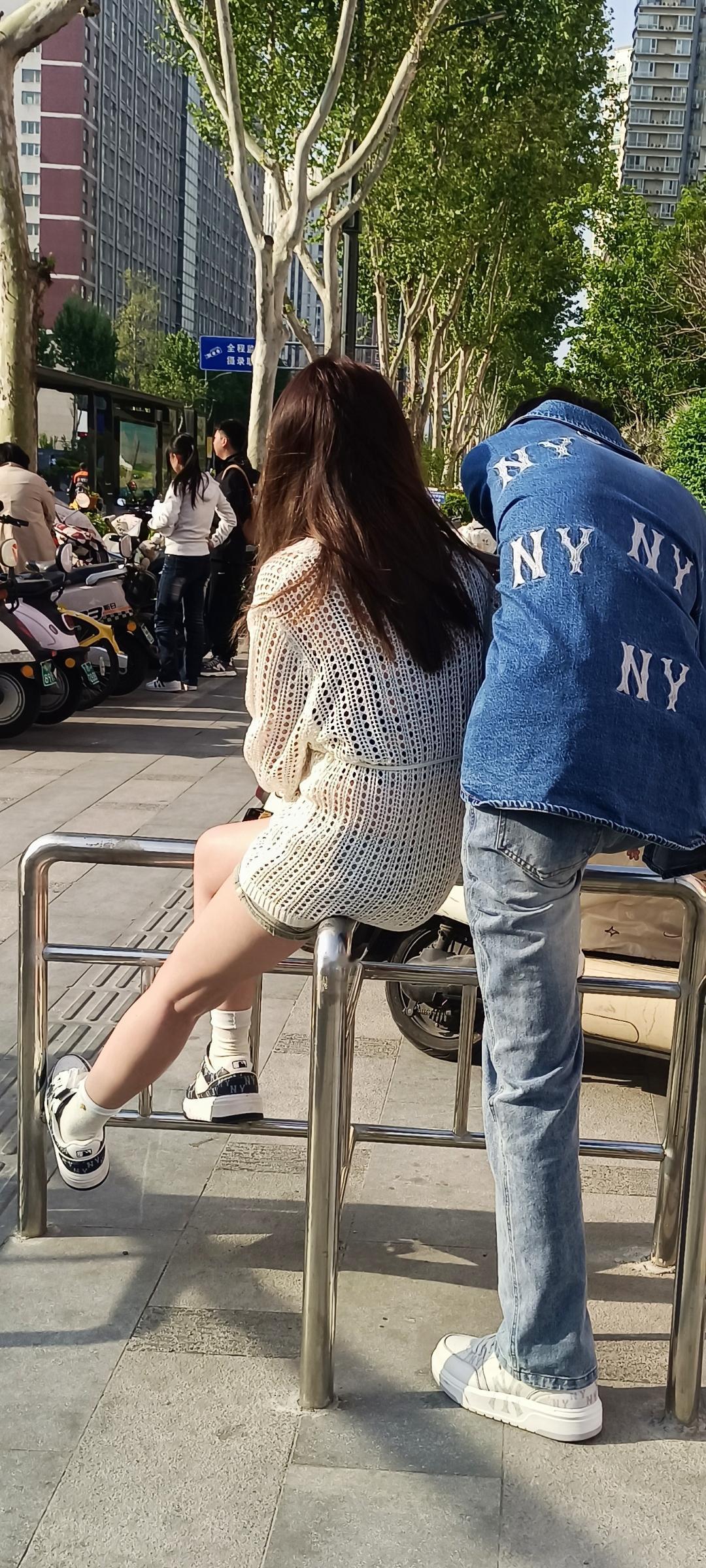 传统观念里，人们更接受男大女小，可“女大三，抱金砖”还是有道理的。
女生心智发育