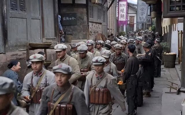 1935年，红军进驻遵义时，据说仅抄查一位黔军师长家中财物，便在相当程度上解决了