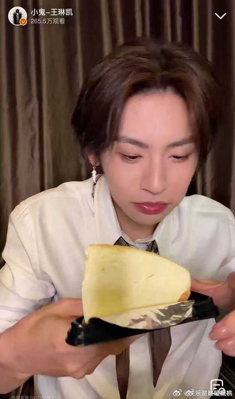 小鬼出道八周年直播 炫蛋糕、吐槽脏辫、现场打歌——小鬼把八周年庆生直播玩成了大型