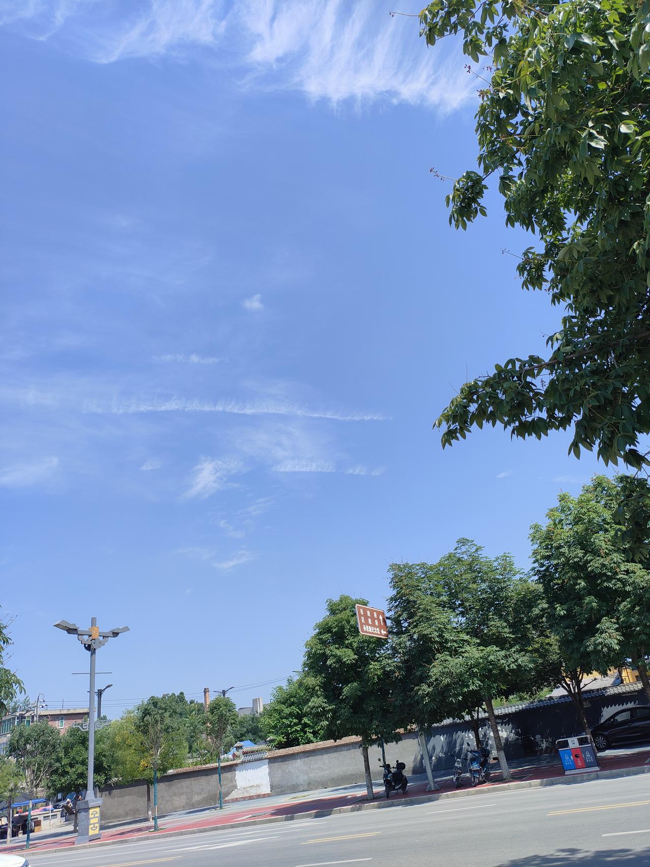 ​云淡风轻，天高地远，人也该学着放下执念，顺其自然
​街头寻常光景，澄澈蓝天作伴
