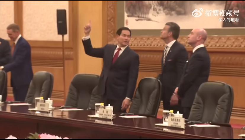 卢比奥进入大会堂，非常好奇，不停的手指天花板，向防长说一些看法！他们都是首次进入
