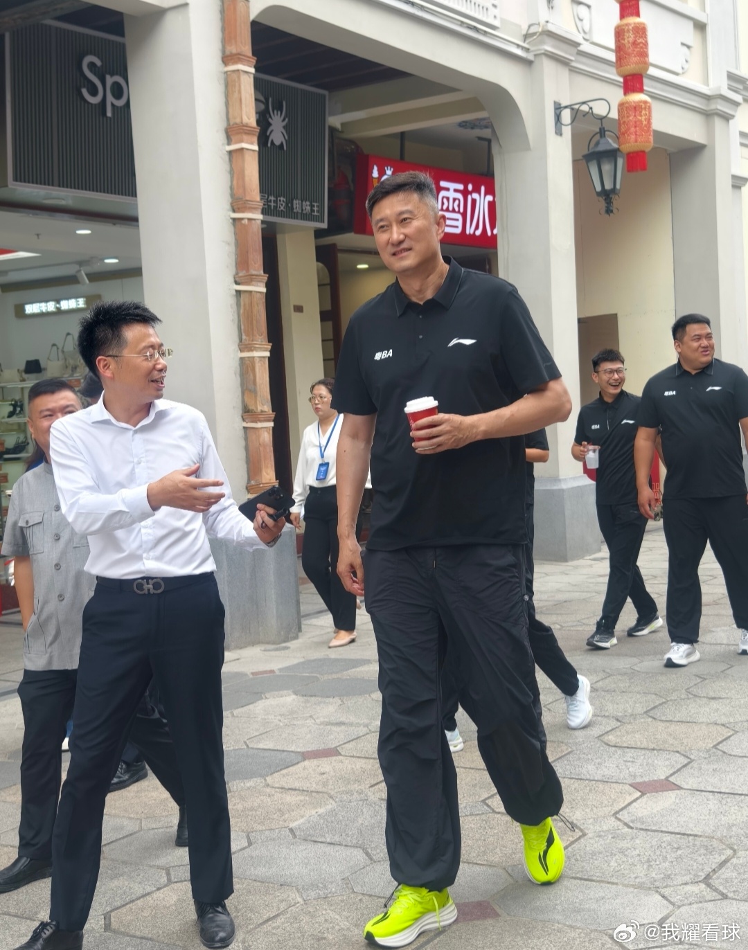 周末杜锋指导现身中山，逛起了孙文西路步行街，打卡品尝当地特色小吃“今天来到步行街