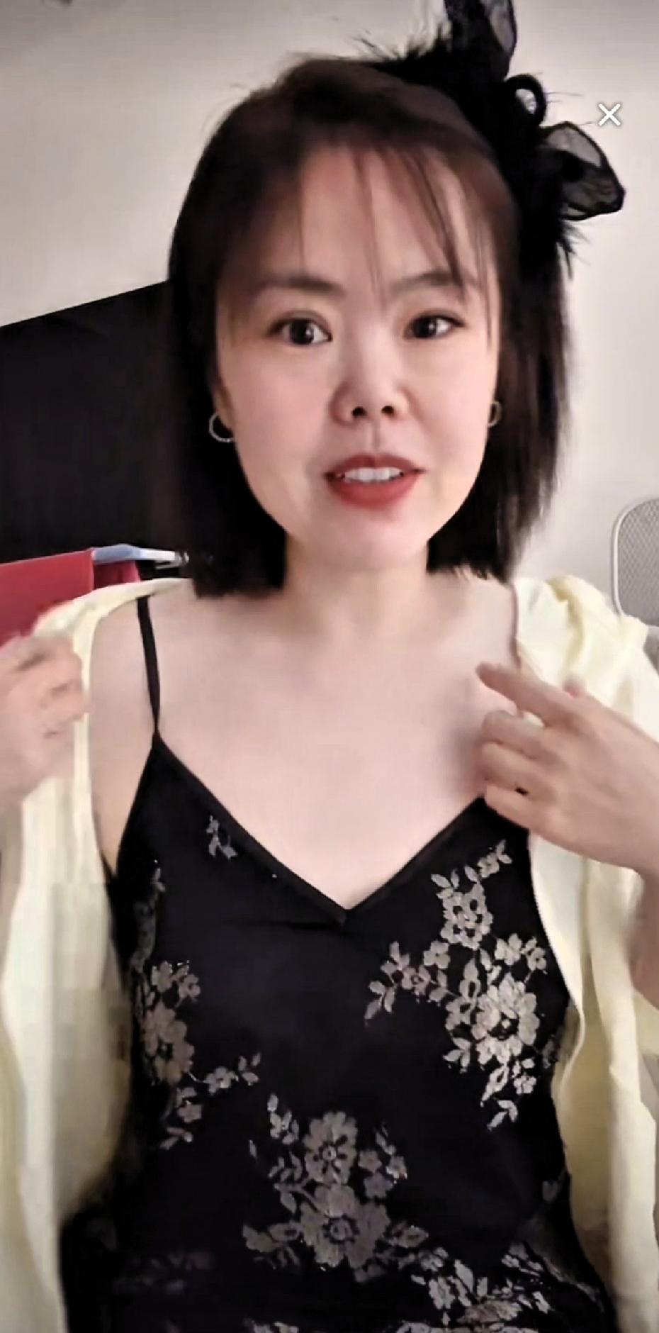 苦茶丹丹香，我穿吊带是不好性感！
伙伴们，瘦了以后，我这件买了四五年的吊带终于穿