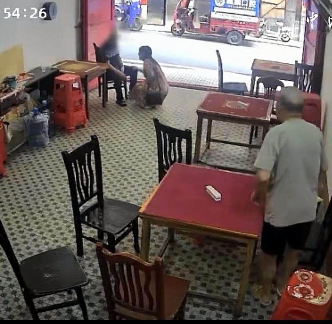 关于店家扶老人遭索赔那个事，我仔细看了视频，有几个疑问：

  1，店家为什么一